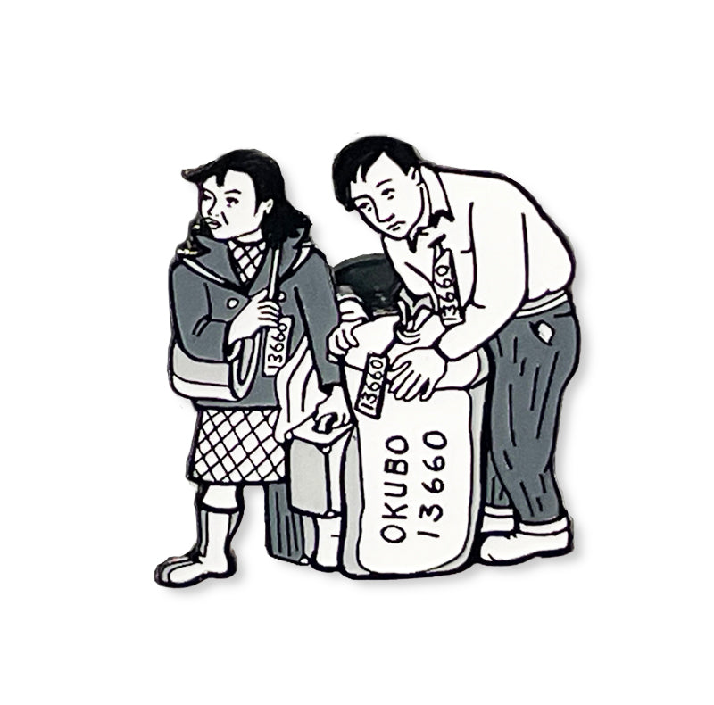 enamelled pin of Mine Okubo and husband with luggage from the book Citizen 13660